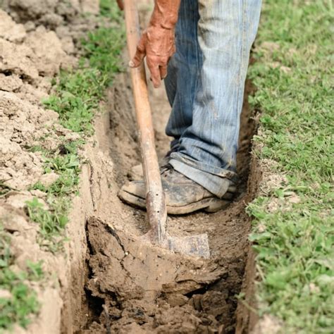 Náčrt výkopu drenážnej ryhy so základmi domu