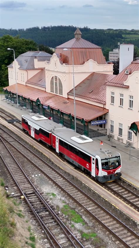 Chátrala budova železničnej stanice v Dudinciach
