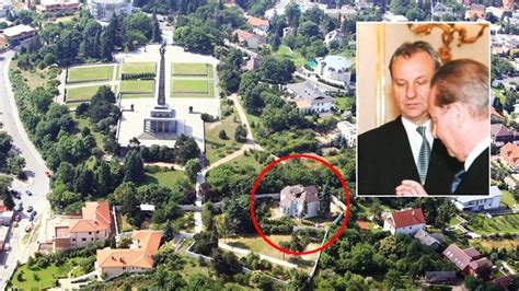 Fotografia chátrajúcej prezidentskej vily na Slavíne