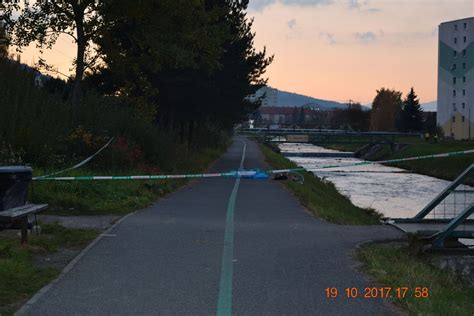 Cyklista jazdiaci po moderne vybudovanom cyklistickom chodníku v prírode.