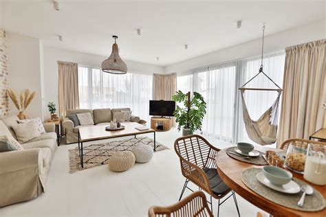 Obývačka s industriálnymi prvkami a odhalenými stenami