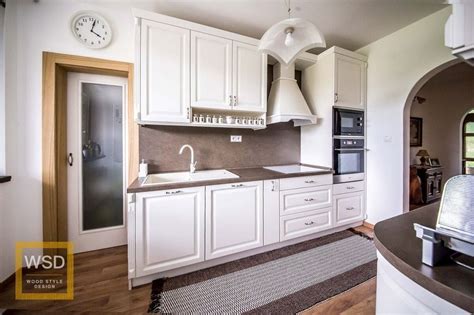 Vidiecka kuchyňa s dreveným nábytkom a kvetinovými motívmi