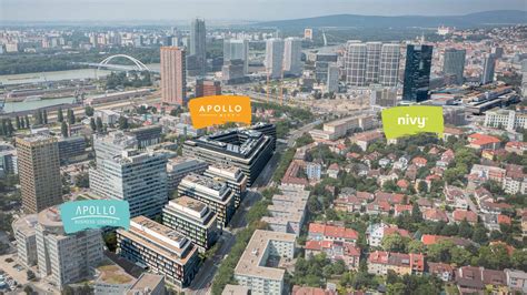 Interiér modernej kancelárie v Apollo Business Centre II s dôrazom na prirodzené svetlo a ergonomický nábytok