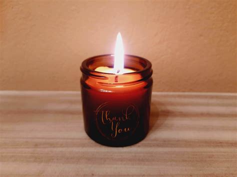 Symbolická sviečka na svietniku