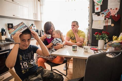 Rodinná fotografia Ondreja Kandráča s manželkou a deťmi