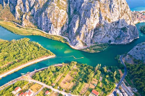 Panoráma mesta Omiš s kaňonom rieky Cetiny