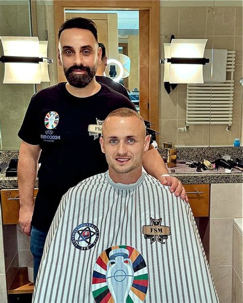 Muž pri holičskom kresle v modernom barber shope