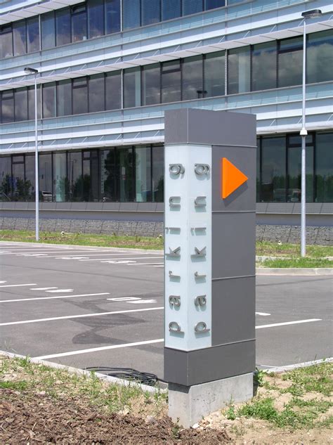 Fotografia exteriéru obchodného centra s označením 