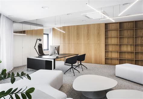 Interiér modernej kancelárie s presklenými priečkami a ergonomickým nábytkom