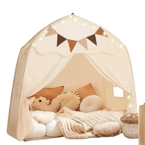 Fotografia interiéru priestoru s oknami a dverami