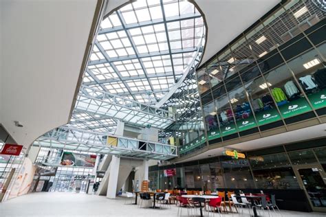 Fotografia modernej obchodnej galérie s rôznymi prevádzkami