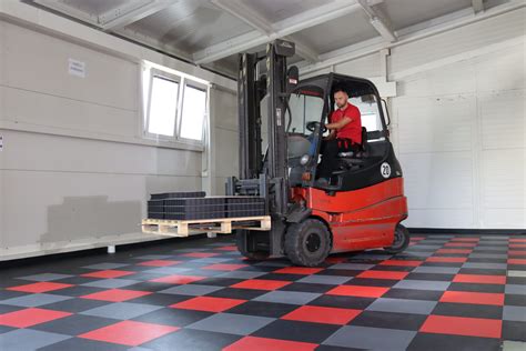 Ilustrácia skladového areálu s rampami a vysokozdvižnými vozíkmi