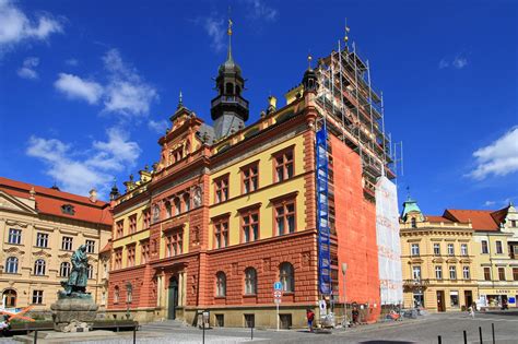 Ilustrácia historickej budovy s detailmi fasády