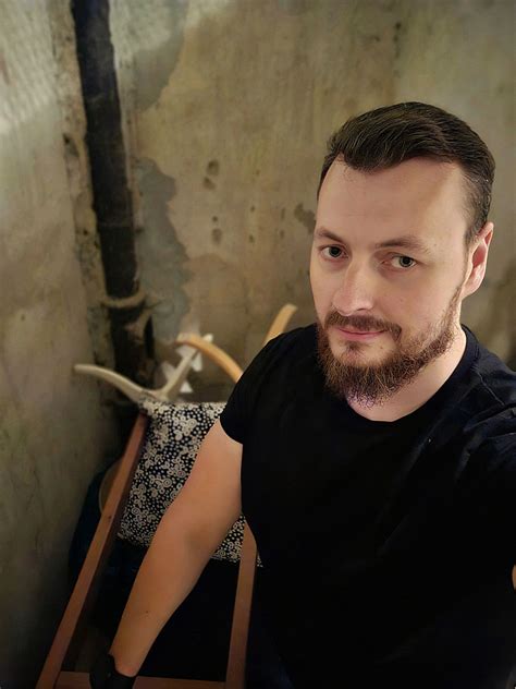 Ilustrácia profesionálneho realitného makléra pri práci