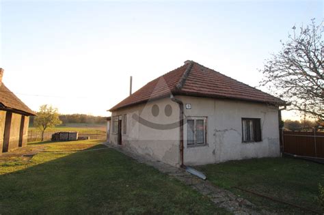 Starší rodinný dom s pozemkom v prírode