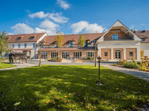 Hotel Alem z vonku v borovicovom lese