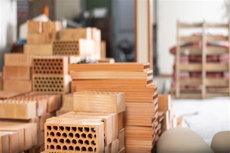 Predajca pomáha zákazníkovi s výberom stavebného materiálu