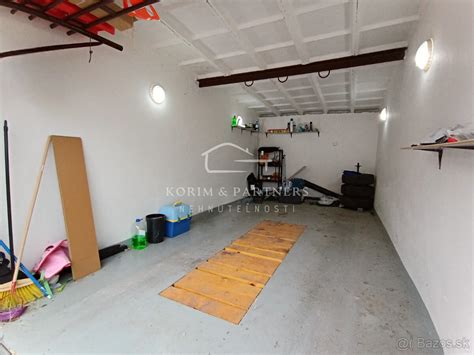 Interiér garáže s montážnou jamou