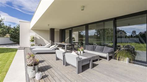 Moderná terasa s výhľadom do záhrady