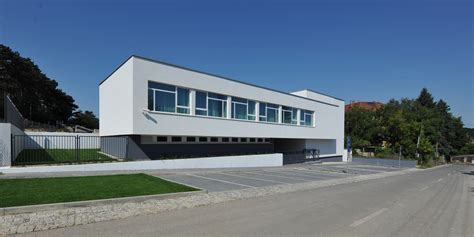 Pohľad na modernú budovu s trapézovou strechou a fasádou