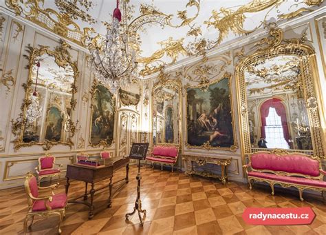 Interiér paláca Versailles s rokokovou výzdobou