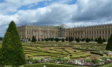 Letecký pohľad na palác a záhrady Versailles