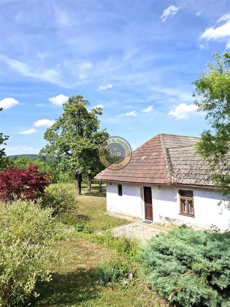 Chalupa na kopaniciach s výhľadom na krajinu